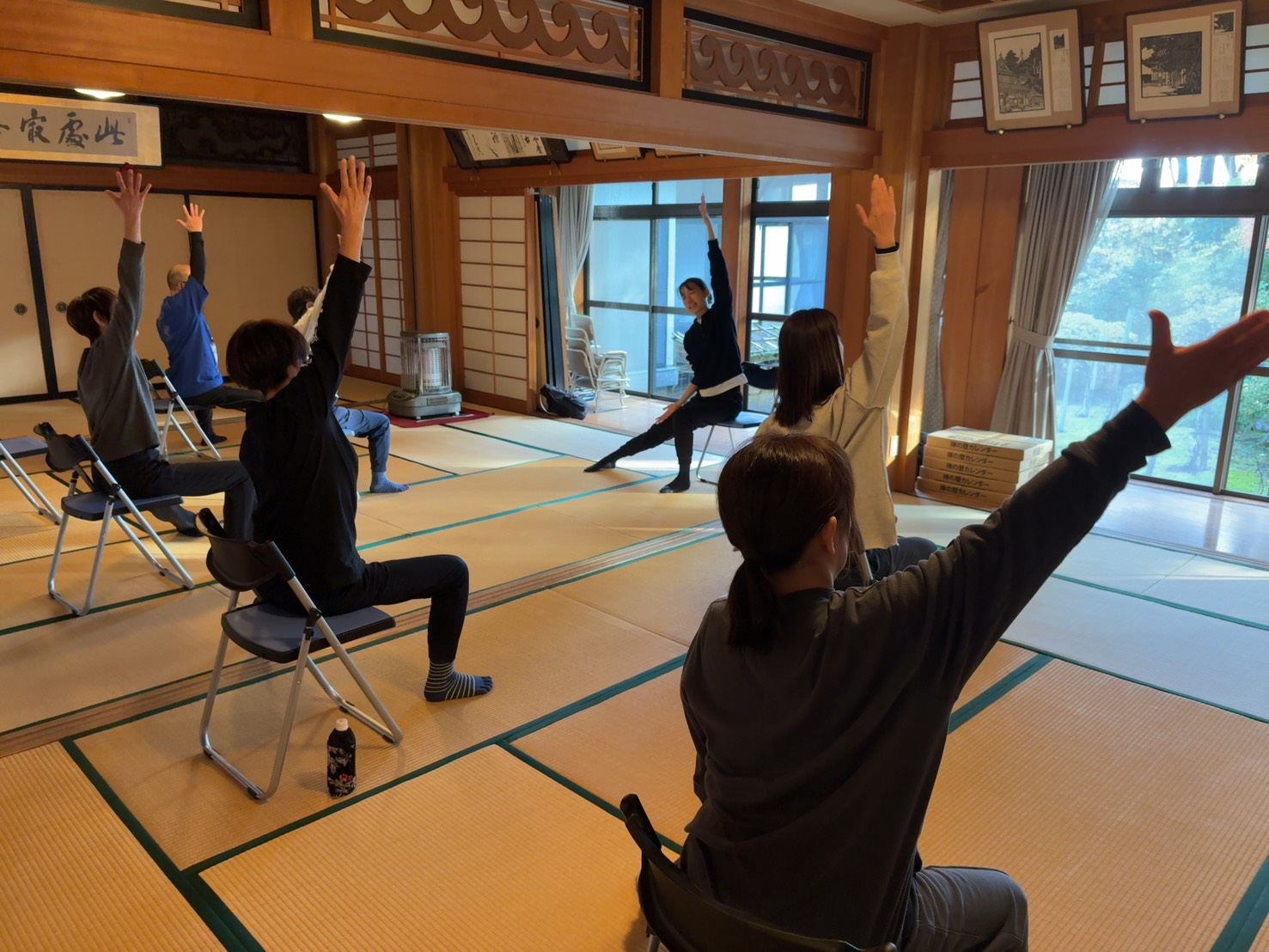 お寺で椅子ヨガの様子